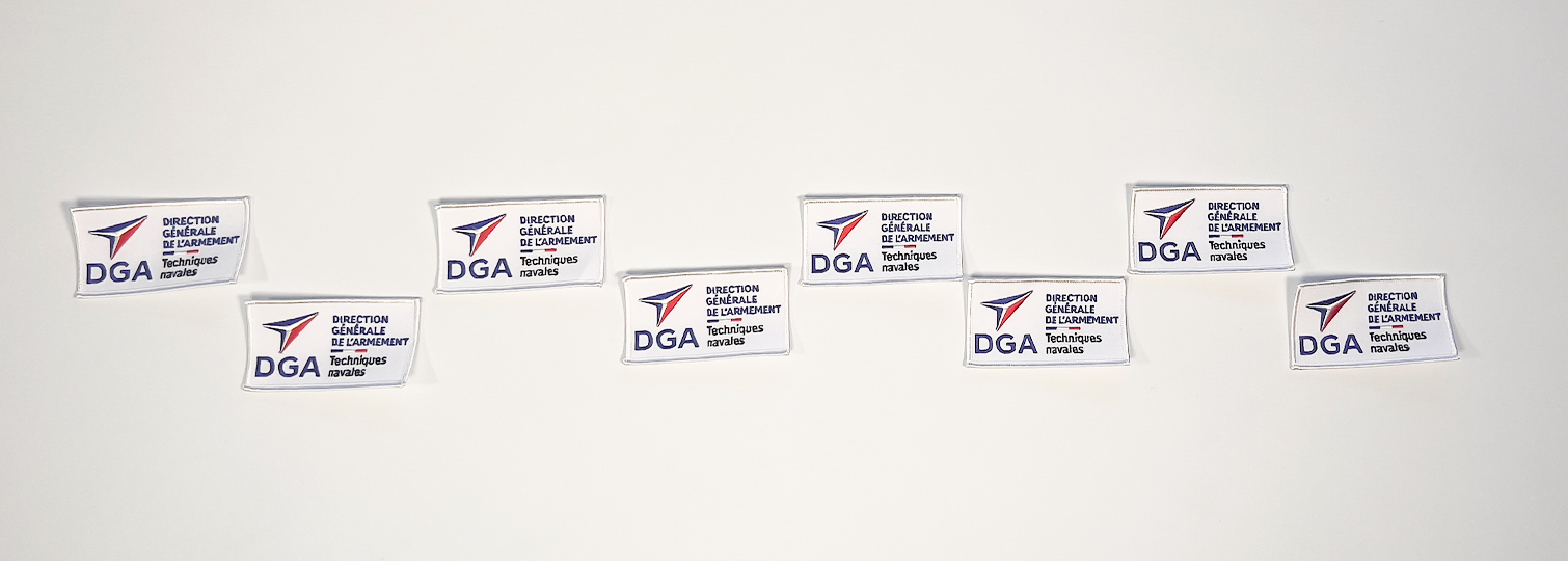 Combinaison d'écussons brodés à coudre sur les uniformes des membres de la DGA